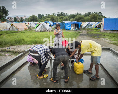 Katmandou, Népal. 5 Août, 2015. Les gens obtiennent de l'eau d'un robinet communal dans un grand de personnes déplacées internes (IDP) Camp dans le centre de Katmandou. Le camp est à côté de l'un des plus coûteux les hôtels à Katmandou. Plus de 7 100 personnes déplacées par le tremblement de terre au Népal en avril vivent dans 1 800 tentes réparties dans l'espace de trois terrains de football. Il n'y a pas d'électricité dans le camp. Credit : ZUMA Press, Inc./Alamy Live News Banque D'Images