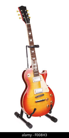 Sunburst guitare électrique sur le stand, isolé sur fond blanc Banque D'Images