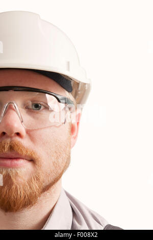 Près de la moitié de l'homme Portrait portant ces lunettes et casque Banque D'Images