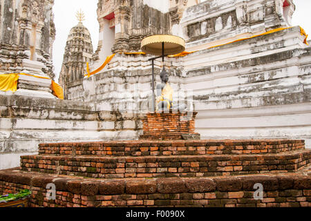 Wat Mahathat Worawihan (Ratchaburi) avec Buddah de culte. On croit être construit au 10e à 11e siècle après J.-C., la structure être Banque D'Images