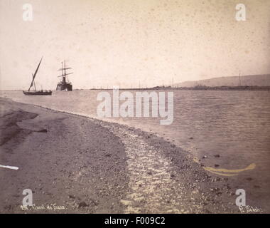 Le sud du Canal de Suez, Egypte - 1870 - Prise de 10 ans pour construire le canal de Suez, a été conçu par le français Ferdinand de Lesseps, qui devint le président du Canal Maritime de Suez (Compagnie du Canal de Suez). La partie officielle a duré 10 jours. Un compte par Thos. H. Reid en 1909 : ÒThe cérémonie d'ouverture a été faite une magnifique fonction internationale. Une maison d'opéra a été bâti au Caire pour un coût de 60 000 livres sterling. Verdi, le compositeur, a écrit l'opéra égyptien ÒAidaÓ pour l'occasion, et pas de la composition est plus populaire au cours de la saison du Caire aujourd'hui lorsqu'il est produit avec toute la splendeur Banque D'Images