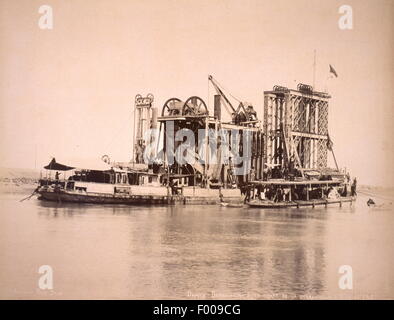 Le sud du Canal de Suez, Egypte - 1870 - une drague au kilomètre 40. En prenant 10 ans pour construire le canal de Suez, a été conçu par le français Ferdinand de Lesseps, qui devint le président du Canal Maritime de Suez (Compagnie du Canal de Suez). La partie officielle a duré 10 jours. Un compte par Thos. H. Reid en 1909 : ÒThe cérémonie d'ouverture a été faite une magnifique fonction internationale. Une maison d'opéra a été bâti au Caire pour un coût de 60 000 livres sterling. Verdi, le compositeur, a écrit l'opéra égyptien ÒAidaÓ pour l'occasion, et pas de la composition est plus populaire au cours de la saison du Caire aujourd'hui lorsqu'il s'est pro Banque D'Images