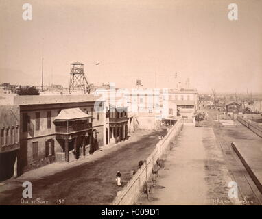 Suez, Egypte - 1870 - Un quai à Suez. En prenant 10 ans pour construire le canal de Suez, a été conçu par le français Ferdinand de Lesseps, qui devint le président du Canal Maritime de Suez (Compagnie du Canal de Suez). La partie officielle a duré 10 jours. Un compte par Thos. H. Reid en 1909 : ÒThe cérémonie d'ouverture a été faite une magnifique fonction internationale. Une maison d'opéra a été bâti au Caire pour un coût de 60 000 livres sterling. Verdi, le compositeur, a écrit l'opéra égyptien ÒAidaÓ pour l'occasion, et pas de la composition est plus populaire au cours de la saison du Caire aujourd'hui lorsqu'il est produit avec tous les splendo Banque D'Images