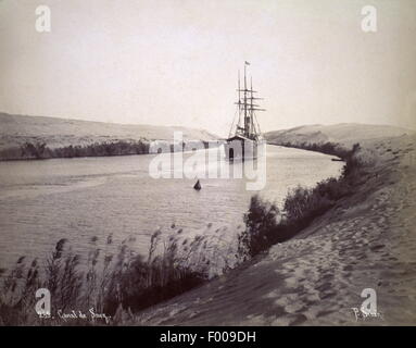 Canal de Suez, Egypte - 1870 - Prise de 10 ans pour construire le canal de Suez, a été conçu par le français Ferdinand de Lesseps, qui devint le président du Canal Maritime de Suez (Compagnie du Canal de Suez). La partie officielle a duré 10 jours. Un compte par Thos. H. Reid en 1909 : ÒThe cérémonie d'ouverture a été faite une magnifique fonction internationale. Une maison d'opéra a été bâti au Caire pour un coût de 60 000 livres sterling. Verdi, le compositeur, a écrit l'opéra égyptien ÒAidaÓ pour l'occasion, et pas de la composition est plus populaire au cours de la saison du Caire aujourd'hui lorsqu'il est produit avec toute la splendeur que mar Banque D'Images