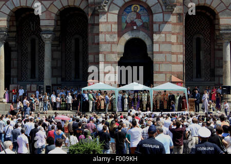 Belgrade, Métropolite du Monténégro et du littoral. 5 Août, 2015. Patriarche de l'Eglise orthodoxe serbe Irinej, Métropolite du Monténégro et du littoral, Amfilohije Radovic organiser une procession à sainte Église St Marc en l'honneur des victimes de la Croatie 1995 Opération Tempête de Belgrade le 5 août, 2015. Quand la bannière sous leur lit 'Storm est crime'. La Serbie et la Republika Srpska, l'entité de la Bosnie-et-Herzégovine, le mardi ont marqué le 20e anniversaire de l'expulsion des Serbes dans une opération militaire croate. Credit : Nemanja Cabric/Xinhua/Alamy Live N Banque D'Images