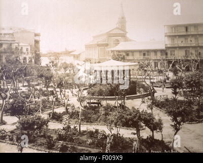 Ismailia, Égypte - 1880 - La place Ferdinand de Lesseps à Ismaïlia. Ismailia a été créé en 1863 pour servir de camp de base pour la construction du canal de Suez. Photographie par Zangaki Banque D'Images