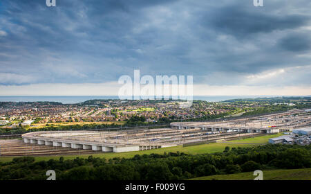 Le Euotunnel les trains-navettes qui attendait au terminal de Folkestone avant de voyager à travers l'Eurotunnel de France. Banque D'Images