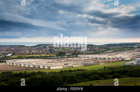 Le Euotunnel les trains-navettes qui attendait au terminal de Folkestone avant de voyager à travers l'Eurotunnel de France. Banque D'Images