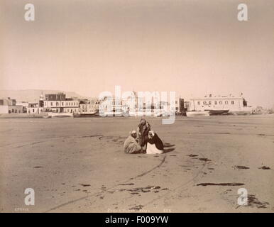 Suez, Egypte - 1870 - vue de la ville et de ses habitants. En prenant 10 ans pour construire le canal de Suez, a été conçu par le français Ferdinand de Lesseps, qui devint le président du Canal Maritime de Suez (Compagnie du Canal de Suez). La partie officielle a duré 10 jours. Un compte par Thos. H. Reid en 1909 : ÒThe cérémonie d'ouverture a été faite une magnifique fonction internationale. Une maison d'opéra a été bâti au Caire pour un coût de 60 000 livres sterling. Verdi, le compositeur, a écrit l'opéra égyptien Aida pour l'occasion, et pas de la composition est plus populaire au cours de la saison du Caire aujourd'hui. Banque D'Images