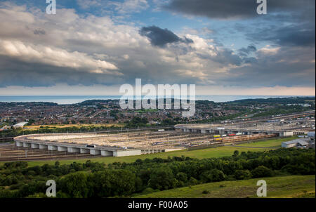 Le Euotunnel les trains-navettes qui attendait au terminal de Folkestone avant de voyager à travers l'Eurotunnel de France. Banque D'Images