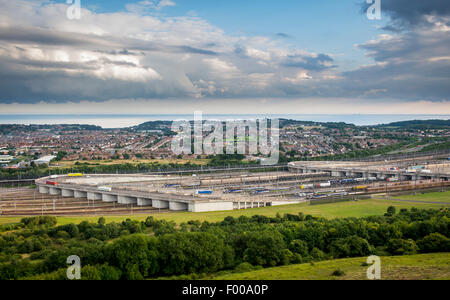 Le Euotunnel les trains-navettes qui attendait au terminal de Folkestone avant de voyager à travers l'Eurotunnel de France. Banque D'Images