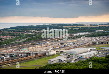 Le Euotunnel les trains-navettes qui attendait au terminal de Folkestone avant de voyager à travers l'Eurotunnel de France. Banque D'Images