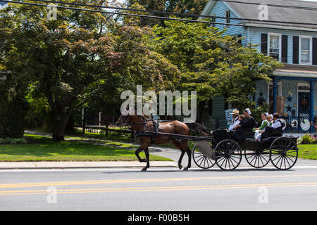 Buggies Amish dans le comté de Lancaster, PA. Banque D'Images