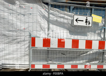 Panneau d'avertissement pour les piétons sur un site de construction Banque D'Images