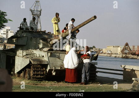 Canal de Suez, Egypte - les enfants égyptiens jouer sur les ruines d'un réservoir à l'extrémité sud du Canal de Suez, témoins de guerres passées entre l'Égypte et Israël. Le canal de Suez a été fermé à la navigation à partir de 1967 jusqu'à la fin des années 1970, en raison de débris de navires coulés dans le canal. Une des merveilles du génie construit en 1869 par le français Ferdinand de Lesseps, elle est aujourd'hui l'objet d'une mise à niveau importante par l'ajout d'un canal parallèle pour augmenter le trafic et de réduire les temps d'attente. Banque D'Images