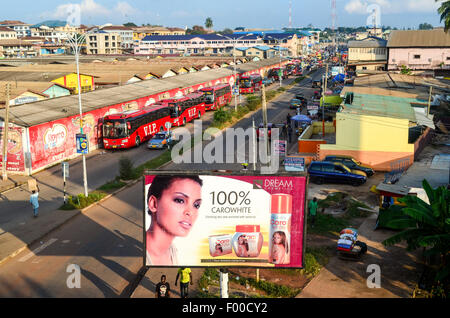 Vue aérienne de Kumasi, Ghana, avec une publicité d'un produit cosmétique de blanchiment de la peau Banque D'Images