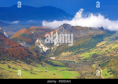 Des pics de montagne et rochers dans la brume à l'automne, la France, le Parc National du Vercors Banque D'Images