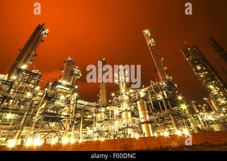 L'industrie pétrochimique allégé d'Anvers port de nuit, Belgique, Anvers Banque D'Images