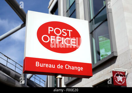 Une vue rapprochée d'un bureau de poste sign Banque D'Images