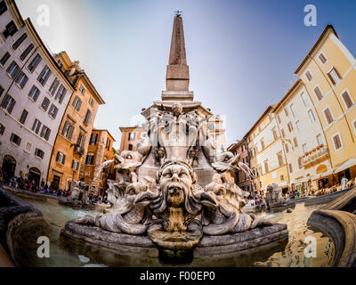 Capture d'objectif Fisheye Fontaine du Panthéon et Macuteo obélisque. Rome, Italie. Banque D'Images
