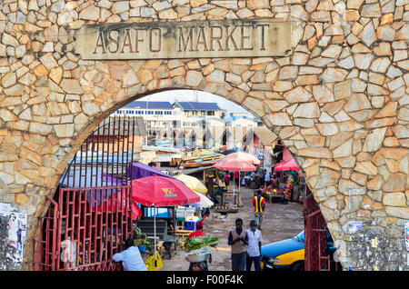 Entrée du marché Asaso à Kumasi, la deuxième plus grande ville du Ghana Banque D'Images