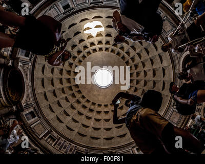 Les touristes de prendre des photos de l'intérieur d'Oculus. Le Panthéon. Temple romain antique. Maintenant une église chrétienne. Rome, Italie. Banque D'Images