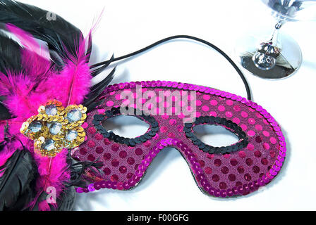 Sequin masque Mardi Gras avec des plumes et le gobelet d'argent blanc. Banque D'Images