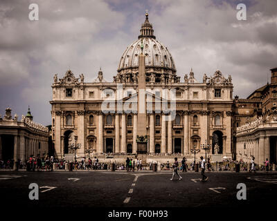 La basilique St Pierre, St Peters Square. vue de la Via della Conciliazione. Rome Italie Banque D'Images