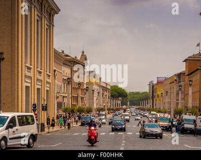 Via della Conciliazione route menant vers St Peters Square et le Vatican. Rome, Italie. Banque D'Images