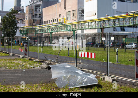 Krefeld, Allemagne. 5 Août, 2015. Un morceau de l'épave se trouve en face d'un bâtiment endommagé dans les locaux de la parc chimique à Krefeld, Allemagne, 5 août 2015. Un porte-parole de l'incendie bridgade a indiqué que cinq personnes ont été sévèrement blessés, huit légèrement blessés et cinq autres personnes toujours portées disparues dans l'explosion qui a eu lieu le mercredi 5 août. Un réservoir d'azote a explosé sur les lieux autour de 14h le mercredi à l'origine du bâtiment proche de l'effondrement. Dpa : Crédit photo alliance/Alamy Live News Banque D'Images