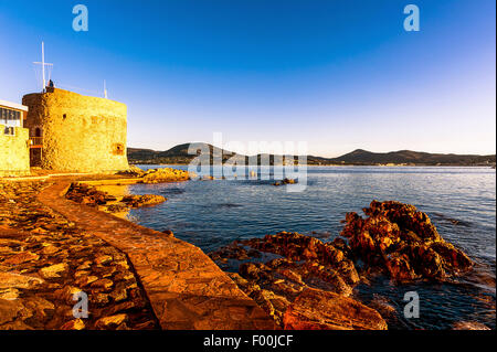 Europe, France, Var, Saint-Tropez. Plage de la Ponche et la Tour Portalet au début de la matinée, XV siècle. Banque D'Images