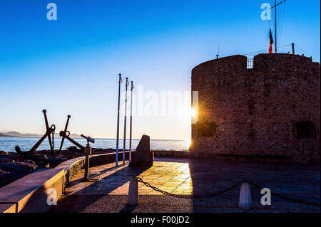 Europe, France, Var, Saint-Tropez. Maisons colorées dans la plage de la Ponche et la Tour Portalet XV siècle tôt le matin. Banque D'Images