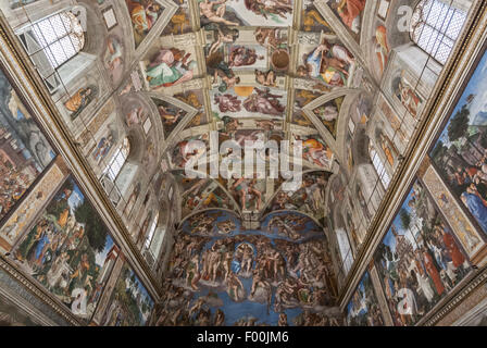 Le plafond de la Chapelle Sixtine, peinte par Michel-Ange. Musées du Vatican, Vatican, Rome, Italie Banque D'Images