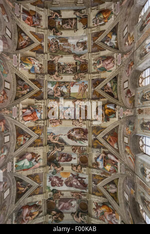 Le plafond de la Chapelle Sixtine, peinte par Michel-Ange. Musées du Vatican, Vatican, Rome, Italie Banque D'Images