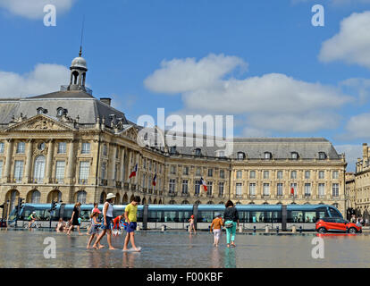 Avant que le tramway miroir d'eau place de la Bourse Bordeaux Gironde Aquitaine France Banque D'Images