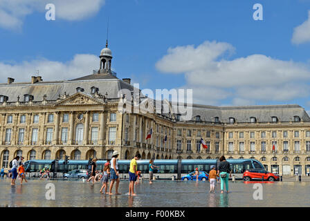 Avant que le tramway miroir d'eau place de la Bourse Bordeaux Gironde Aquitaine France Banque D'Images