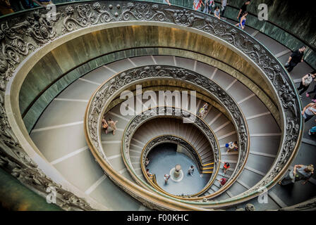 L'escalier en spirale Bramante et granit colonne dorique de Musées du Vatican conçu par Giuseppe Momo. Rome. Italie Banque D'Images