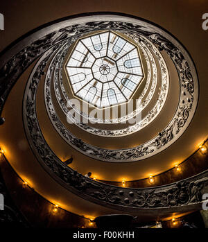 Plafond au-dessus de l'escalier en colimaçon au Musées du Vatican. Rome. L'Italie. Banque D'Images
