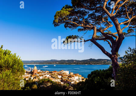 Europe, France, Var, Saint-Tropez. Le village et le Golfe de Saint-Tropez. Banque D'Images