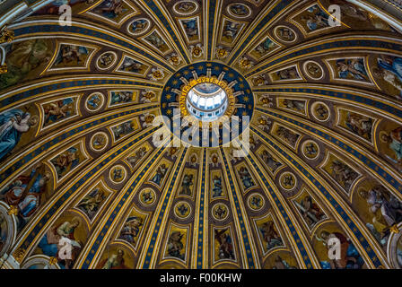 L'intérieur du dôme. La Basilique Saint-Pierre, Vatican. Rome. L'Italie. Banque D'Images