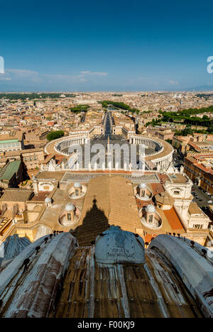 La Place Saint Pierre tourné depuis la coupole de la Basilique St Pierre. Cité du Vatican, Rome. L'Italie. Banque D'Images