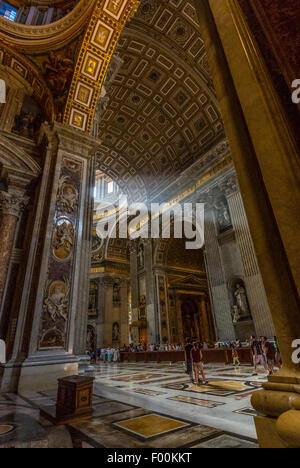 Faisceaux de lumière dans la Basilique Saint Pierre. Cité du Vatican, Rome. L'Italie. Banque D'Images