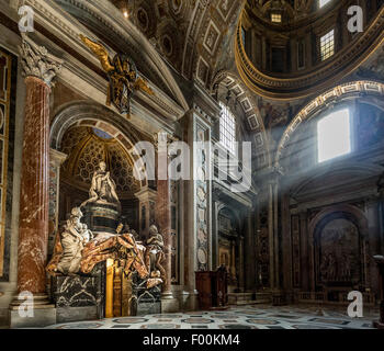 Vue de côté de la tombe du pape Alexandre VII dans le transept sud de la Basilique Saint-Pierre, Vatican. Italie Banque D'Images