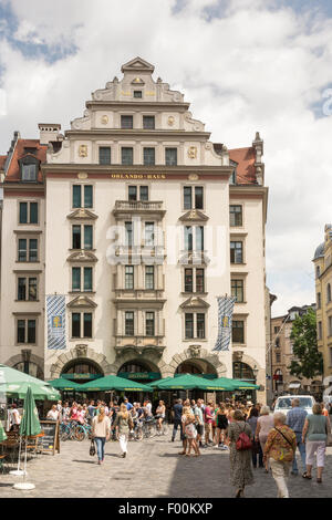 MUNICH, ALLEMAGNE - 20 juillet : les touristes dans un restaurant en face de l'Orlando-Haus à Munich, Allemagne, le 4 juillet 2015. La chambre w Banque D'Images