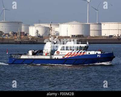 Un patrouilleur de la police (P3) est vu dans le Calandkanaal, une voie navigable importante dans le port de Rotterdam pour maintenir la sûreté et la sécurité dans la région. Banque D'Images