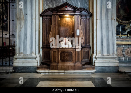 Prêtre en cabine de confession à la Basilique de Santa Maria Maggiore, Rome, Italie. Banque D'Images