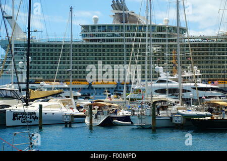 Grand bateau de croisière au port de plaisance de l'île de St Thomas, îles Vierges américaines avec d'autres yachts et voiliers aux beaux jours. Banque D'Images