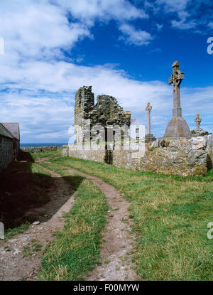 Piste, cimetière et tour en ruine de St Mary's Abbey à l'extrémité nord de l'île de Bardsey, Gwynedd. Fondé par AD1200 sur un C6e Celtic site monastique. Banque D'Images