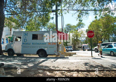 Camion remorque mobile alimentaire restaurant au centre-ville de Christiansted, sur l'île de St Thomas, Îles Vierges Britanniques Banque D'Images