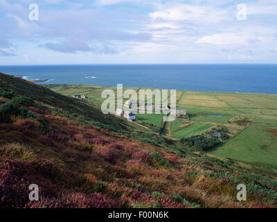 Chapelle méthodiste et mission maison, Abbey ruins, semi-détachés, maisons de modèle jardins et parcs à Mynydd Enlli, vu de l'île de Bardsey, Gwynedd. Banque D'Images